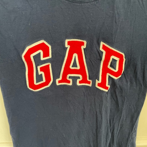 Cute GAP logo tee - Picture 2 of 5